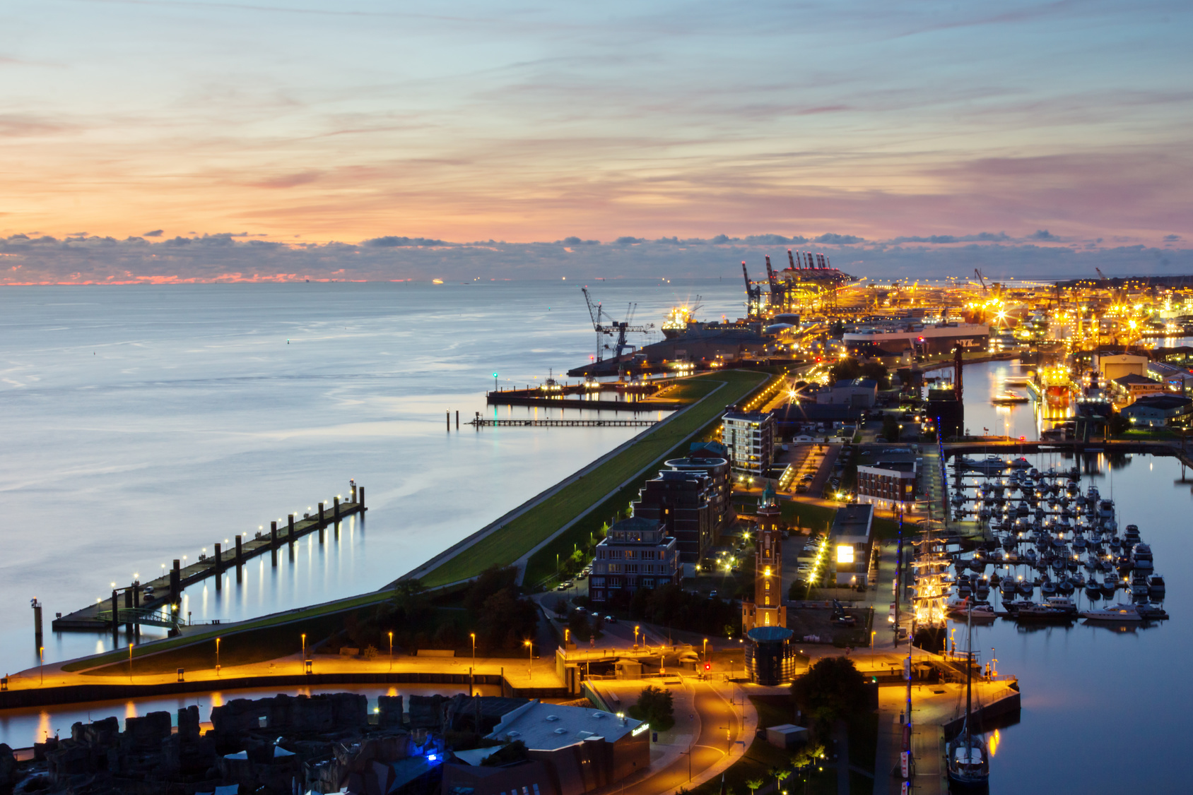 Überseehafen Bremerhaven in der Dämmerung; Wirtschaftsdetektei Bremen, Wirtschaftsdetektiv Bremerhaven, Detektiv Bremen, Detektei Bremerhaven